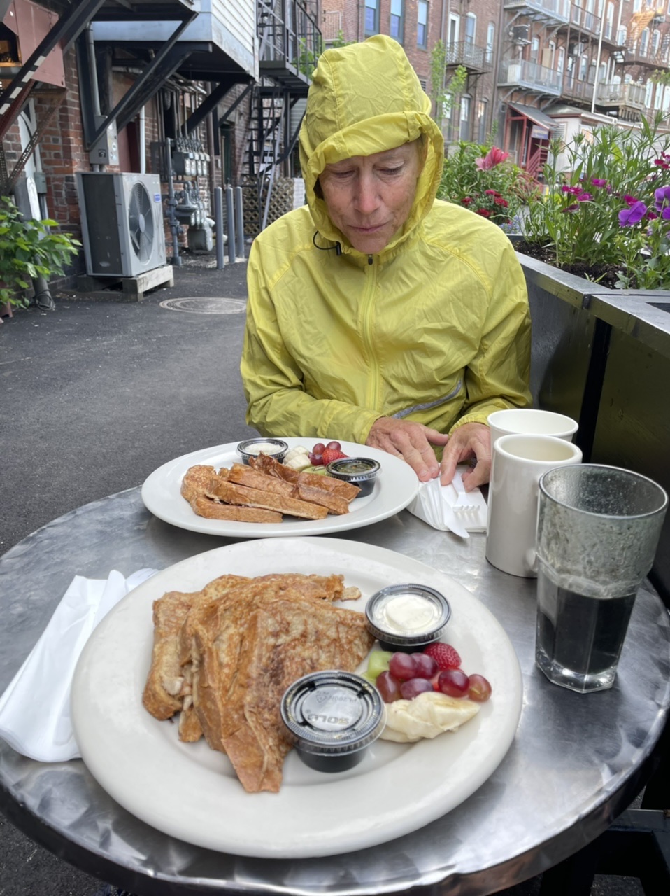 Started the day off with French toast (with real maple syrup!) and a swampthing from Haymarket. We attempted to go to the classic breakfast spot, Sylvester’s, but learned it’s closed 😩